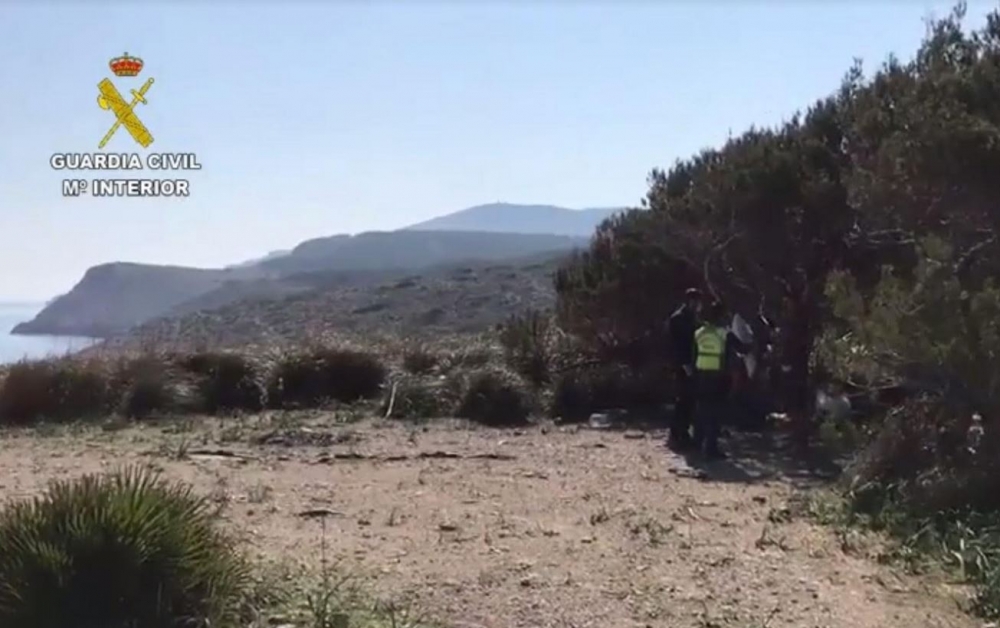 El helicóptero de la Guardia Civil localiza un hombre acampado en Cala Mitjana 