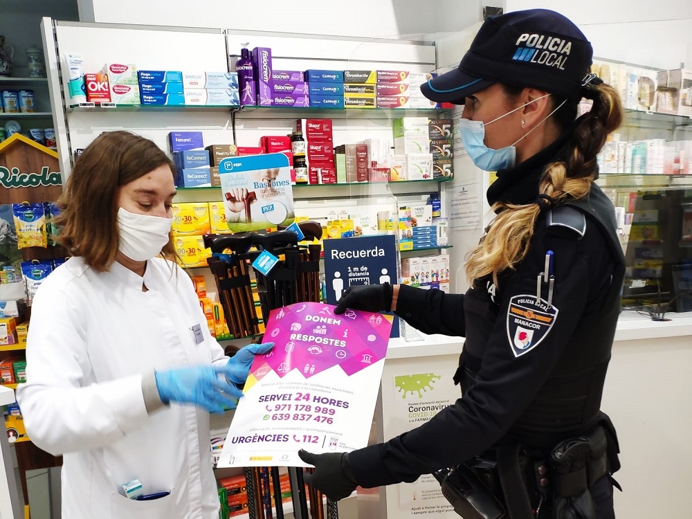 La Policía Local de Manacor distribuye carteles en las farmacias para las víctimas de violencia machista