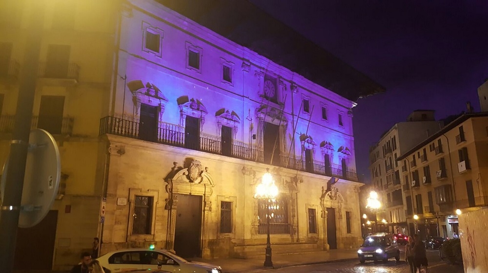 La fachada de Cort se iluminarà durante toda la semana de color lila como muestra de apoyo a las víctimas de Violencia de Género