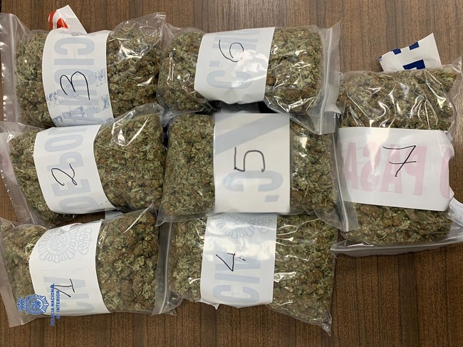 La Policía Nacional detiene a dos hombres por tráfico de drogas en un control policial