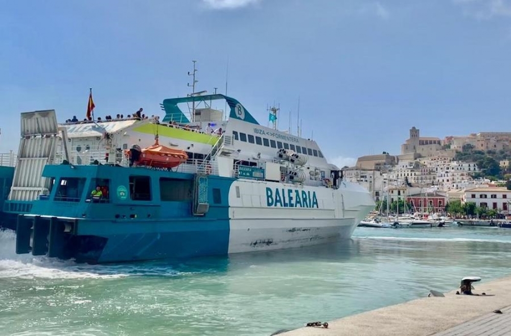 Fallece decapitado un hombre al ser arrollada su embarcación por un ferri en el puerto de Ibiza