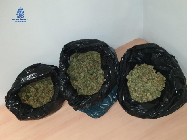 Detenido en un control policial con un kilo y medio de marihuana