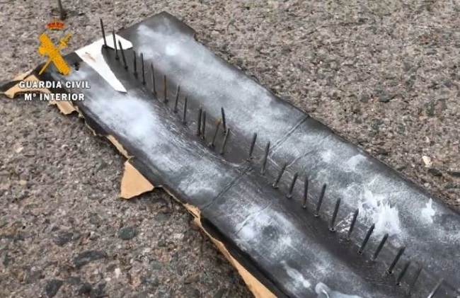 Dos detenidos por colocar clavos en la calzada con la intención de provocar accidentes