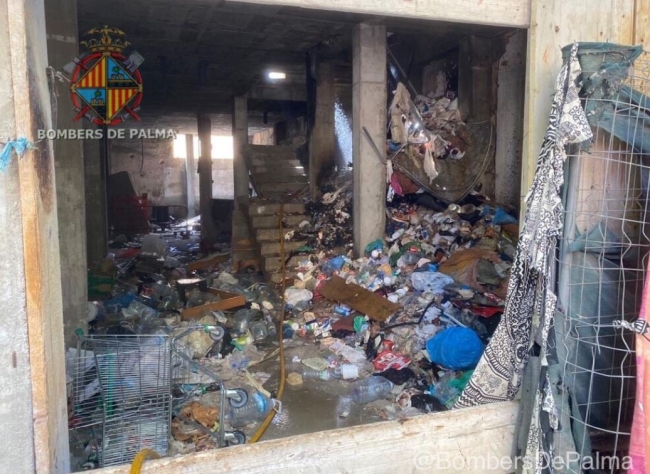 Bomberos de Palma apagan un incendio provocado por la basura en un edificio ocupado