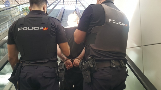 Infringe la Orden de Alejamiento y acomete contra el vigilante de seguridad