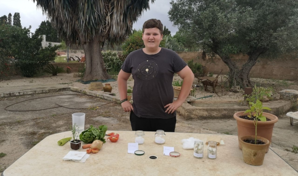 Miquel Montoro enseña a los alumnos de primaria a hacer planteles de productos locales en casa