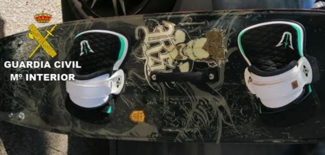 La Guardia Civil investiga a dos
hombres por el hurto de una tabla de surf en
las playas de Can Picafort