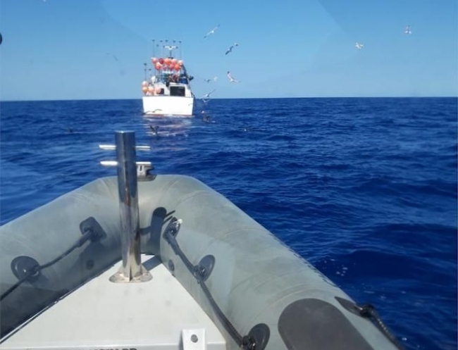 
Pesca denuncia un palangrero que pescaba en aguas interiores de las Baleares cerca del Parque Nacional de Cabrera
