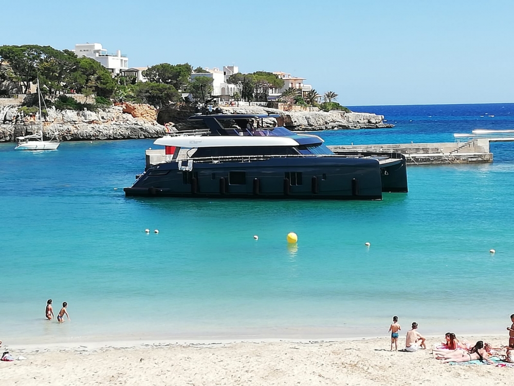 Llega a Porto Cristo el nuevo barco de Rafa Nadal