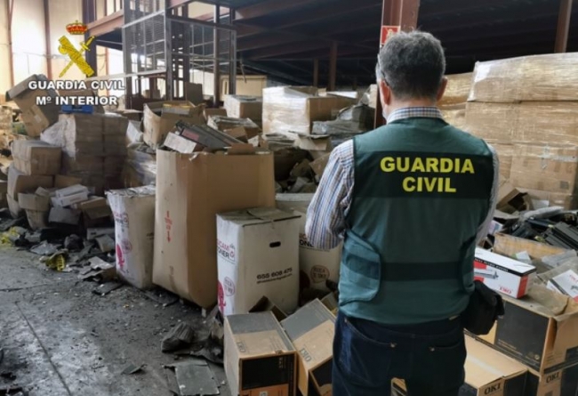 La Guardia Civil encuentra 5.000 toneladas de tóneres de impresión usados en un almacén clandestino de Murcia 