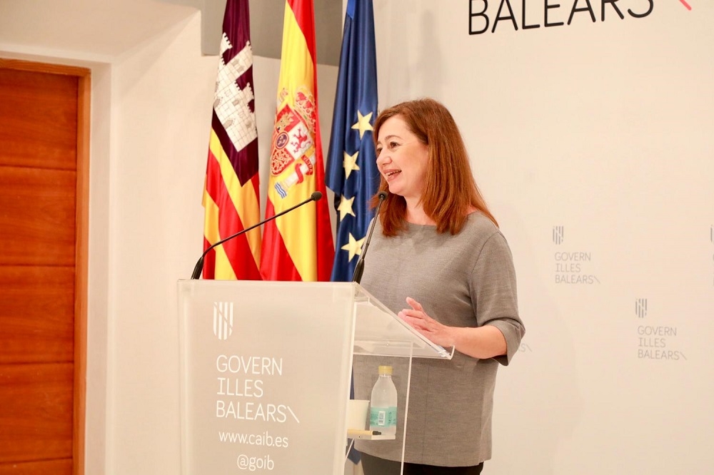 Armengol: 10.900 turistas vendrán rellenando una hoja y tomándoles la temperatura