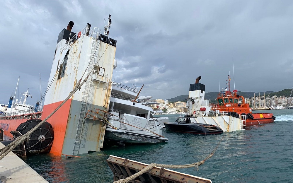 Un barco mercante que transportaba yates se hunde parcialmente en el muelle de Palma