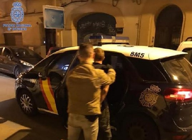 La Policía Nacional detiene a 5 hombres por varios robos en vehículos