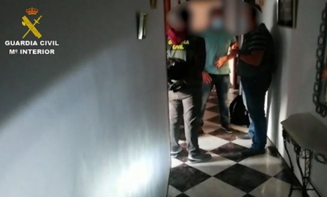La Guardia Civil libera a siete hombres explotados sexualmente