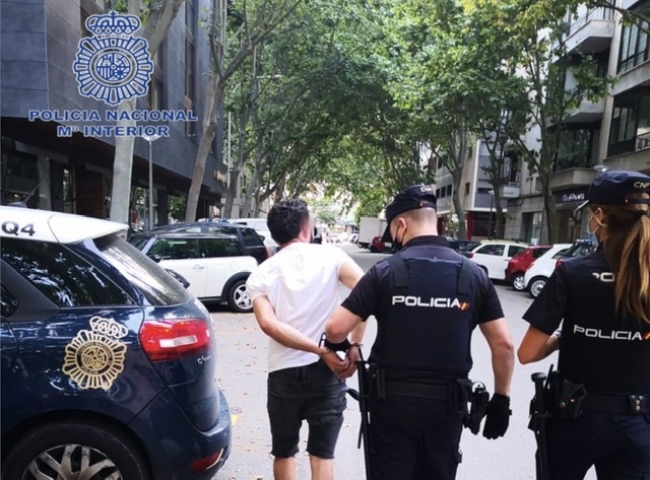 La Policía Nacional detiene a un hombre que se salta un control policial e intenta atropellar a un policía
