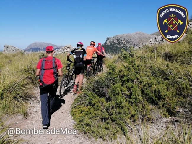 Bomberos de Mallorca rescatan a dos ciclistas perdidos en el camí del Binis