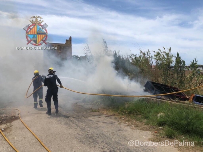 Incendio provocado por basura al lado del campo de futbol del Roulet