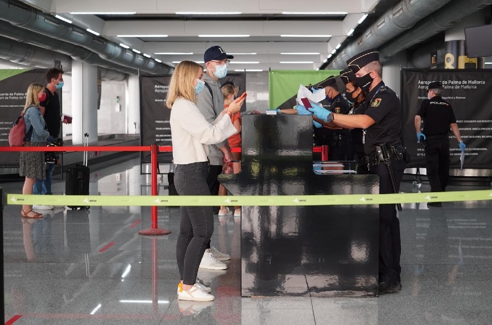 Sanidad implementa el sistema de gestión de los controles sanitarios de entrada a España frente a la variante ómicron