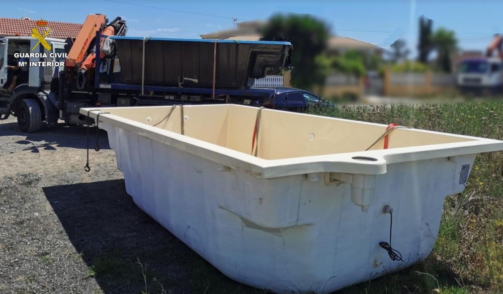 La Guardia Civil recupera dos piscinas y un remolque robadas en una nave del polígono industrial de Santa María