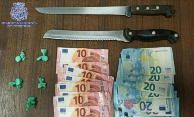 Un detenido por la Policía Nacional tras amenazar a los clientes de un bar con dos cuchillos