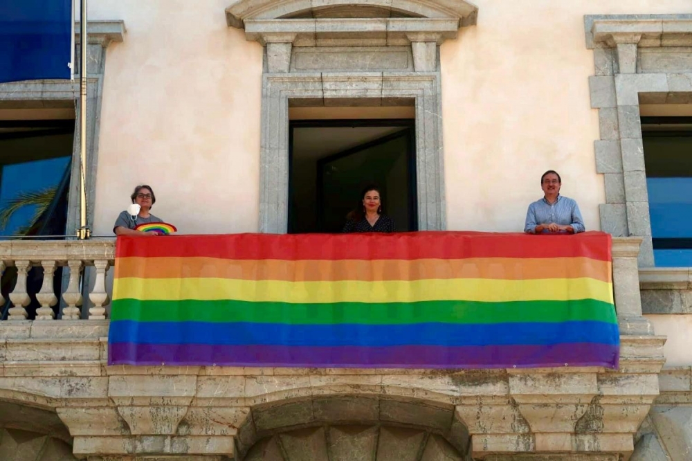 La bandera del arcoíris luce en la fachada de la Conselleria de Presidencia