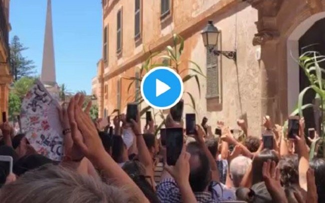 Un gran grupo de gente celebra Sant Joan en Ciutadella sin mascarillas y sin guardar distancias