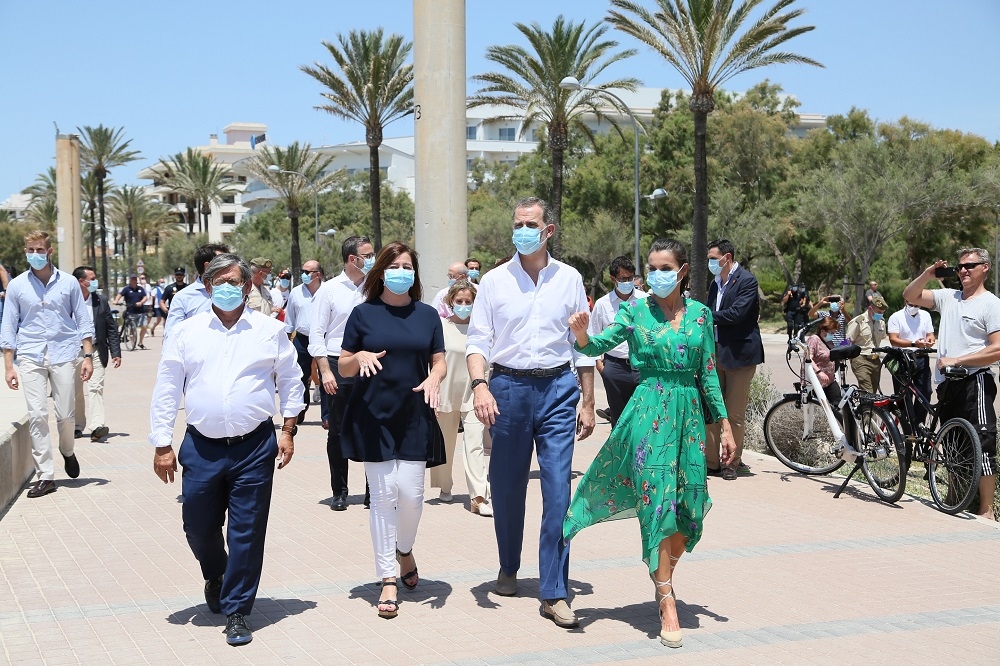 Los Reyes, la presidenta Armengol y la ministra Maroto han paseado por la Playa de Palma