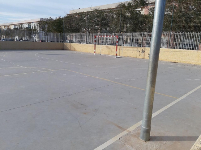 Alertan del peligro que suponen los muros y postes de la pista multiusos de Es Pil.larí