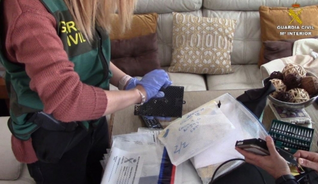 Un hombre ha sido detenido por abusar de su hijastra y utilizarla para producir pornografía infantil durante 7 años