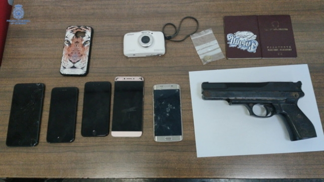 Un detenido por forzar los tornos de la estación de metro, portando un arma simulada