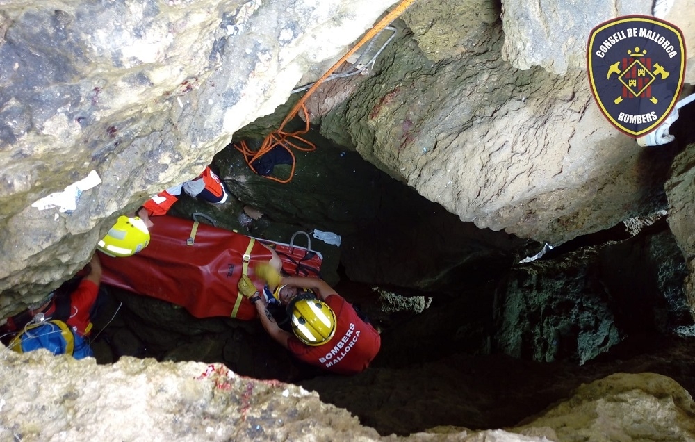 Rescatan a un pescador tras caer en un agujero de 5 metros en Alcúdia