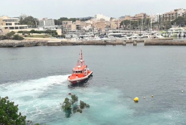 Salvamento marítimo y bomberos de Mallorca colaboran para quitar un pino de la costa de Porto Cristo