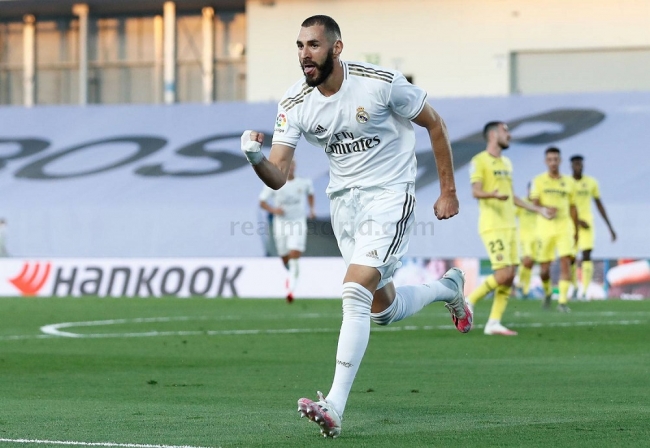 El Real Madrid vence al Villarreal con un doblete de Benzema y logra su 34º campeonato
