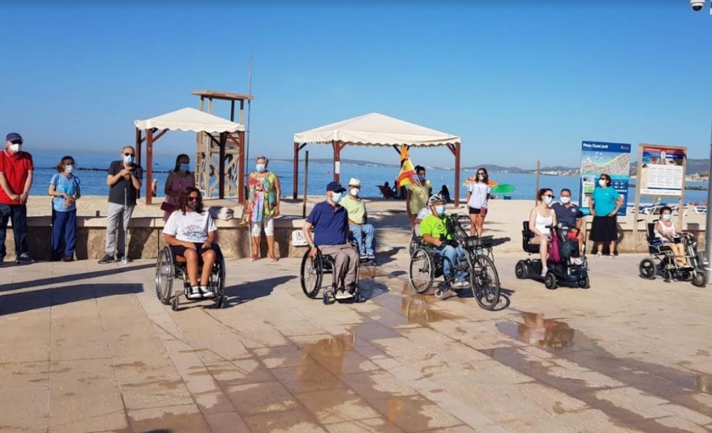 Personas con discapacidad claman contra la “dejadez” del Ayuntamiento de Palma para eliminar las barreras en las playas del municipio