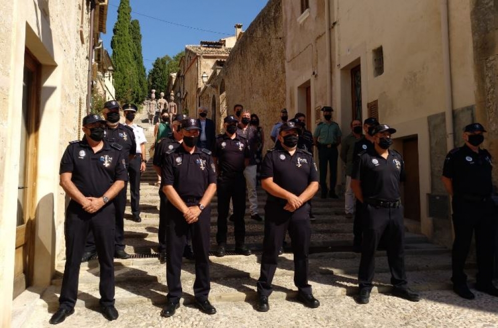Once agentes de la Policía Local de Pollença reciben la Cruz al Mérito Policial con Distintivo Blanco
