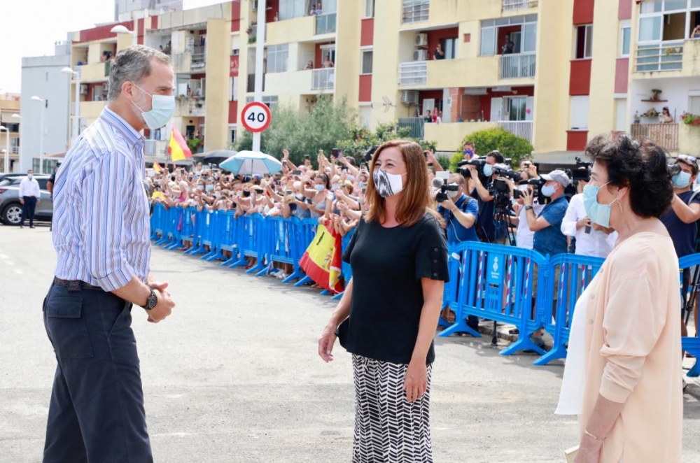 Armengol acompaña a los Reyes y a sus hijas durante la visita al centro socioeducatiu Naüm de Son Roca