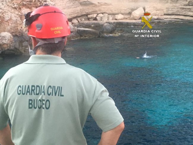 La Guardia Civil localiza y rescata con vida a un joven que practicaba snorkel y no conseguía llegar a tierra