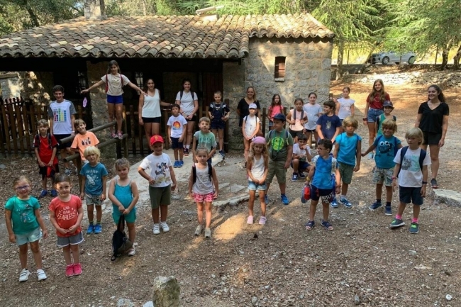 Niños y jóvenes de toda Mallorca ya van en autocar gratuito a la Tramuntana con el programa «Gaudeix la Serra»