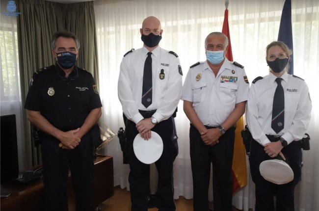 Agentes de la Policía Nacional y de la Policía alemana patrullan juntos por Palma