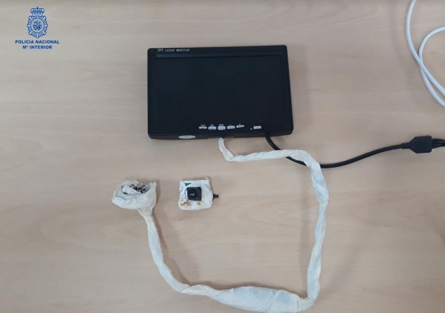 Graba con una cámara a su vecina y es descubierto y detenido