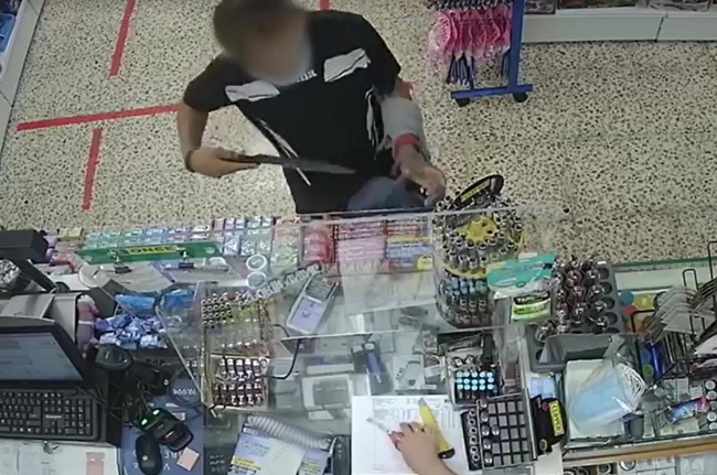 Atraca una tienda con un cuchillo y se cambia de ropa para no ser apresado por la Policía