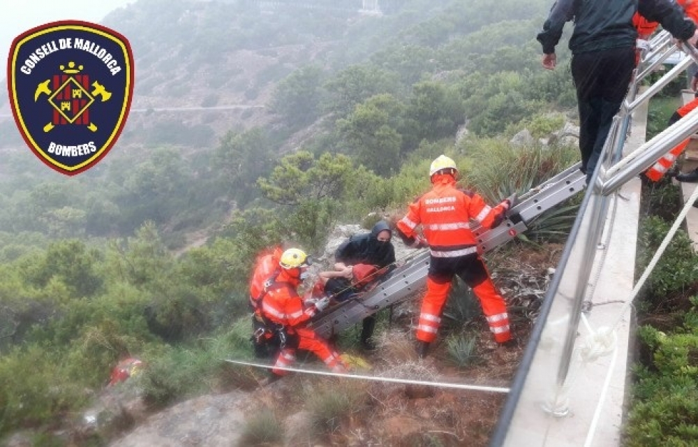 Bomberos de Mallorca rescatan a un hombre atrapado por una gran piedra en un acantilado