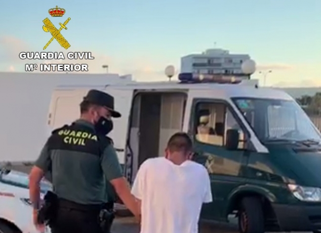 La Guardia Civil detiene a dos varones por 7 robos en interior de vehículos y estafa en la
isla de Ibiza