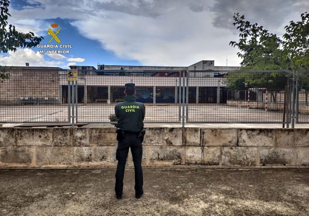La Guardia Civil ha detenido a dos jovenes por robo en el Colegio Público de Sencelles 