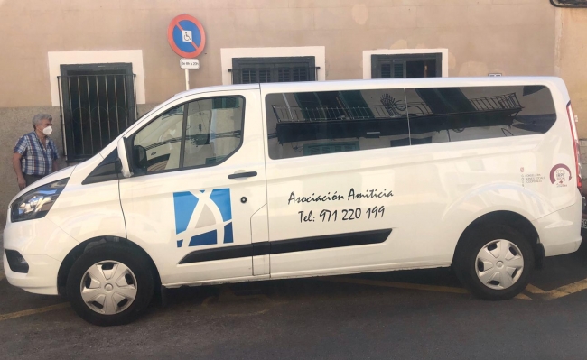 Afers Socials i Esports subvenciona una furgoneta adaptada a la Asociación Amiticia