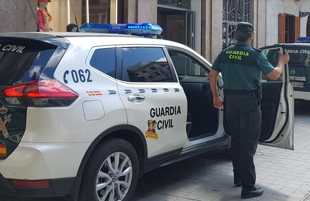 Se hizo pasar por policía para sustraer unas plantas de marihuana a un vecino de la localidad de Campos