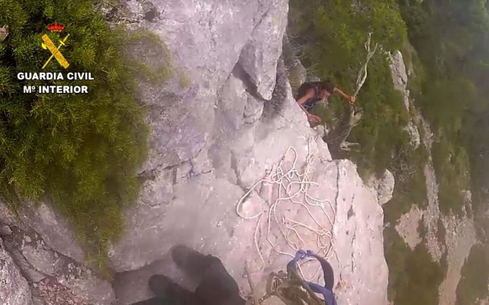 La  Guardia  Civil realiza un peligroso  rescate  a  dos  mujeres  en el Puig de Galatzó