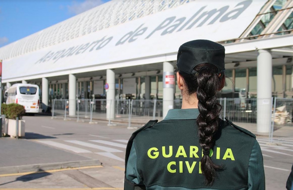 La  Guardia  Civil detiene a un hombre que arrancó a otro un trozo de oreja de un mordisco en un avión