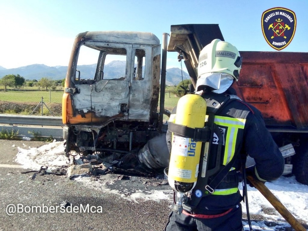 Incendio de un camión en la autopista Inca-Palma