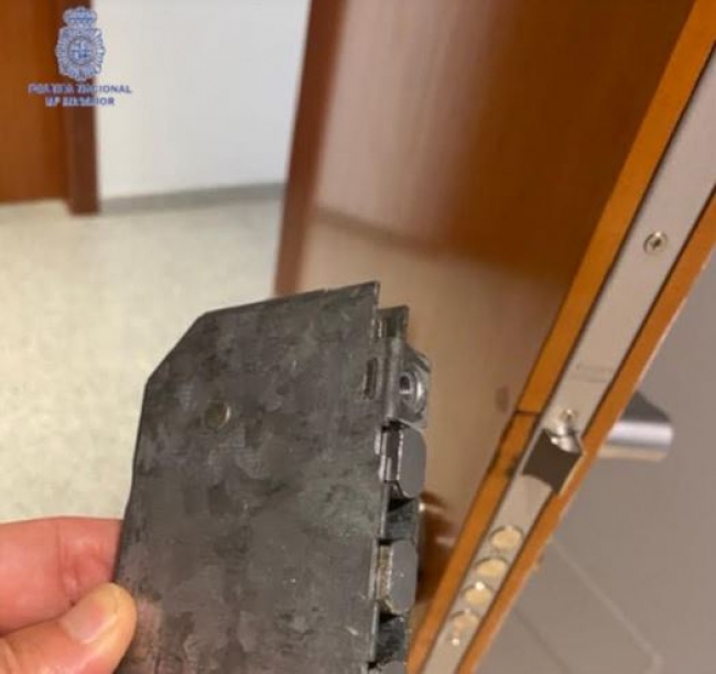 La Policía Nacional ha detenido a dos personas por simular ser víctimas de dos robos